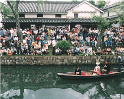 【優秀賞】テーマ: 瀬戸の花嫁、川船流し(於:岡山県) 撮影者: 岡山県倉敷市　萩原秀政さん