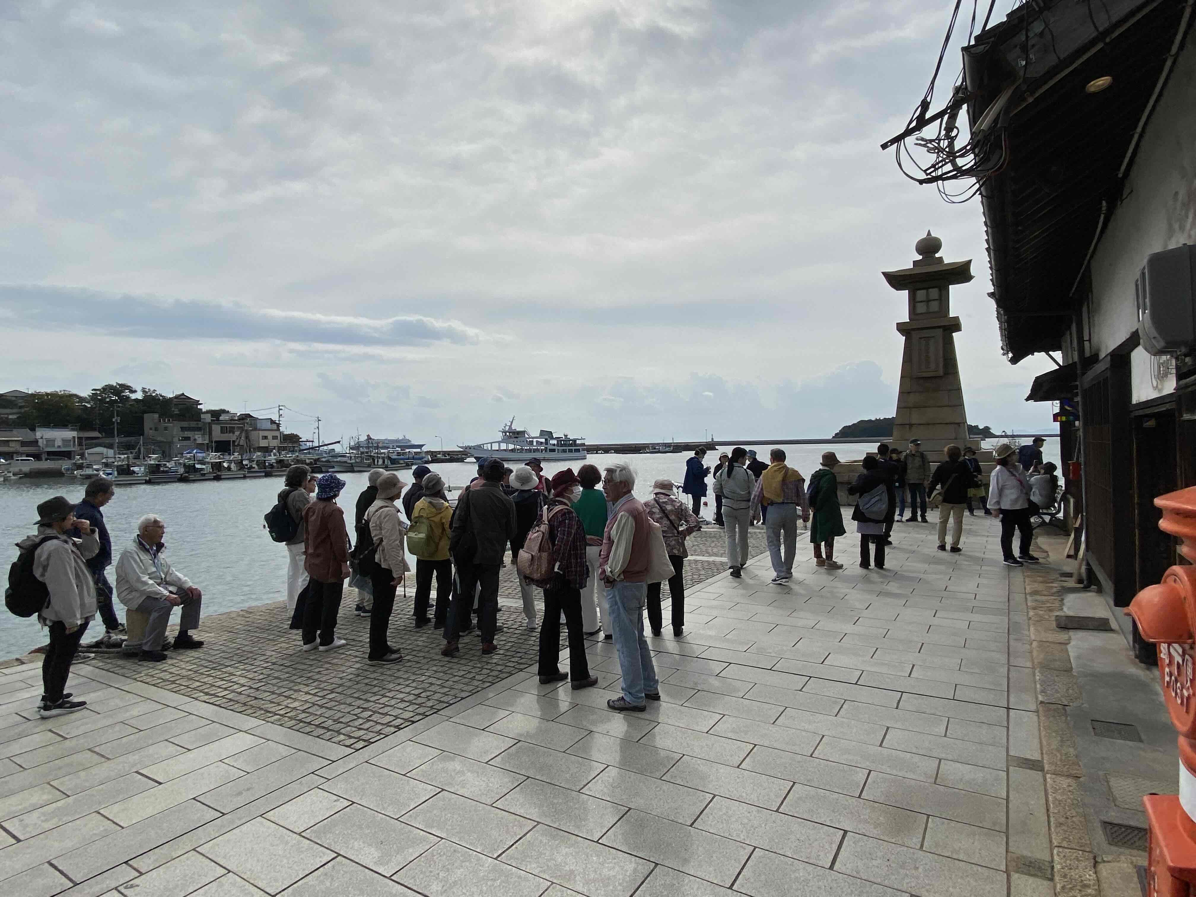 ガイドツアーの様子（常夜燈前）